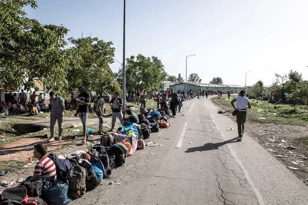 Refugiados formando una fila de espera en Tovarnik — Foto de Stock