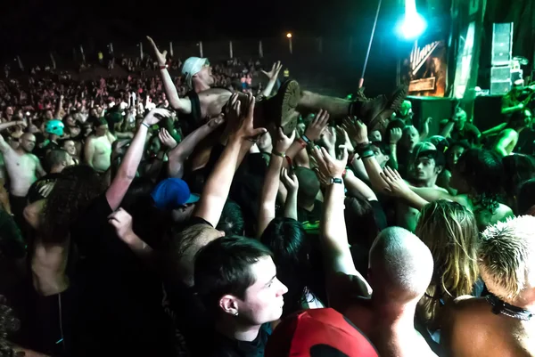 Hatebreed けしかけ、モッシュピットと群衆サーフィン Tolmin の Metaldays — ストック写真