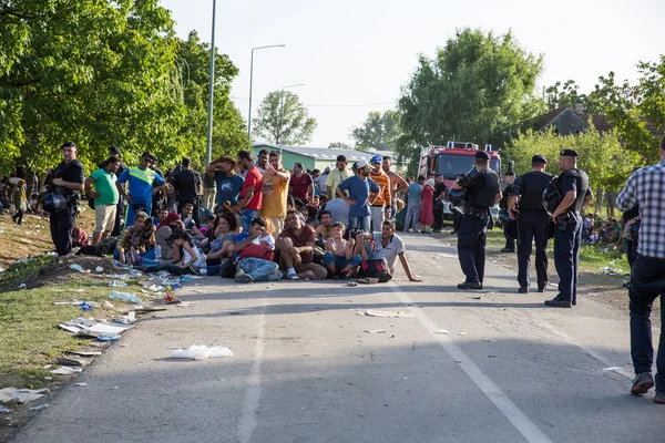 Rendőrség őrizte a csúcsa a várakozási sor Tovar a menekültek — Stock Fotó
