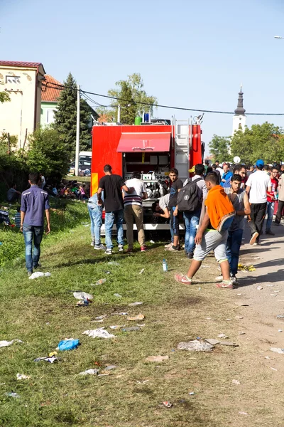 Bombeiros locais fornecem água para refugiados em Tovarnik — Fotografia de Stock