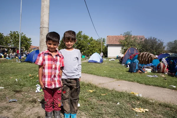 Crianças refugiadas perto da fronteira da Sérvia em Tovarnik — Fotografia de Stock