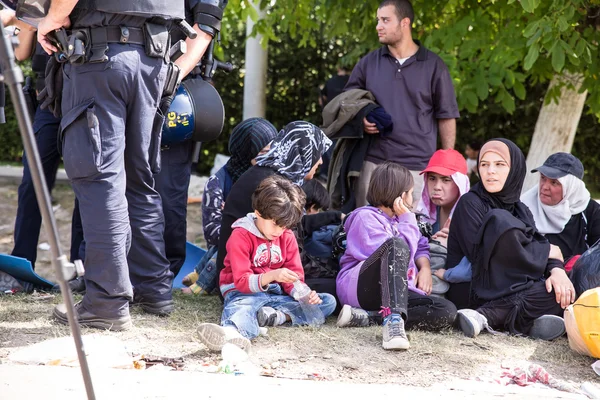 Policía vigilando la cola de espera de los refugiados en Tovarnik — Foto de Stock