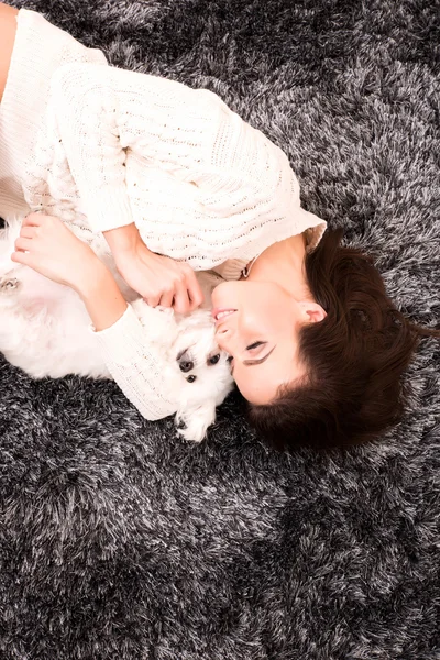 Jong mooi vrouw knuffelen haar puppy — Stockfoto