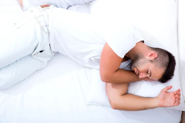 Junger Mann liegt im Bett — Stockfoto