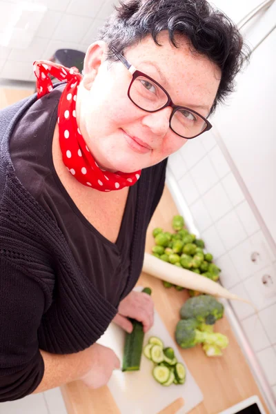 महिला भाज्या कापून — स्टॉक फोटो, इमेज