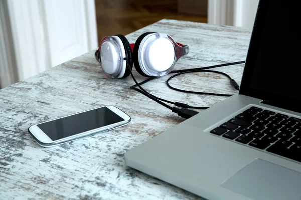 Słuchawki i laptopa na pulpicie — Zdjęcie stockowe