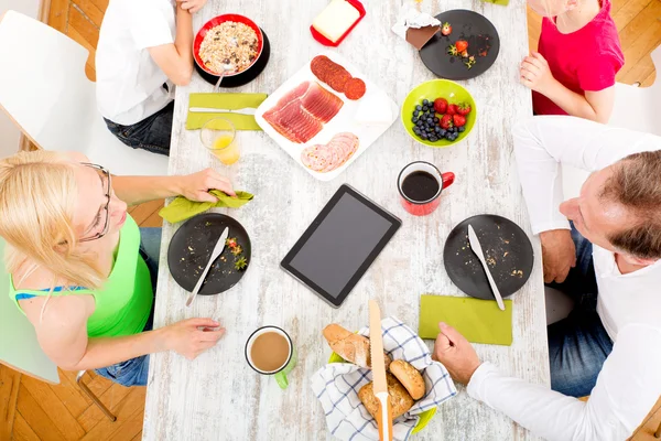 Moderne familie ontbijten — Stockfoto