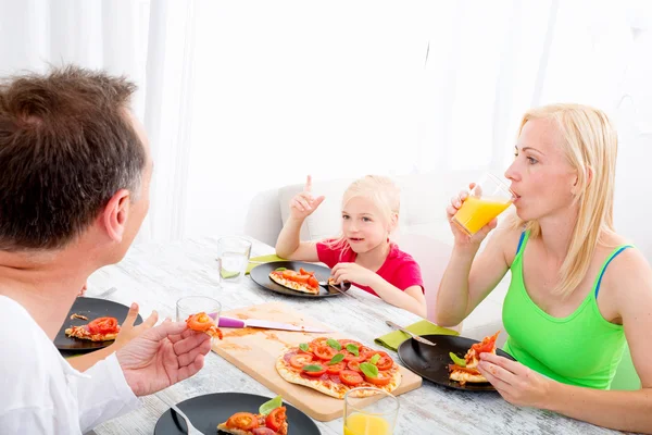 Familie pizza eten — Stockfoto