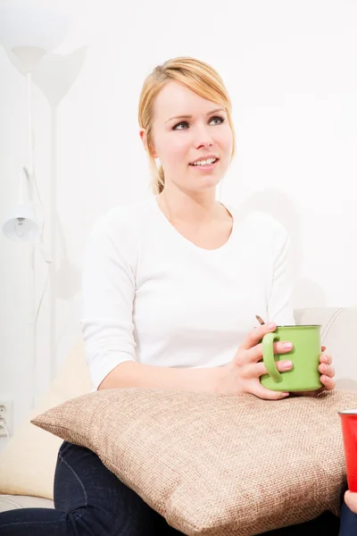 Junges Paar unterhält sich auf dem Sofa — Stockfoto