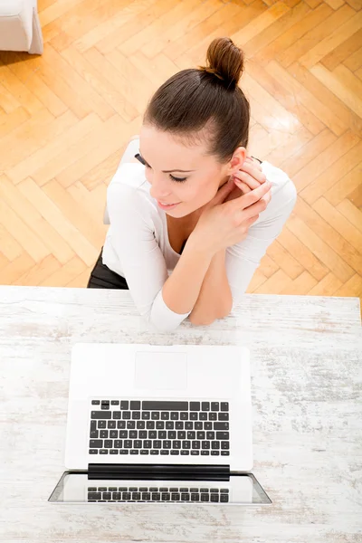 Werken op de laptop — Stockfoto