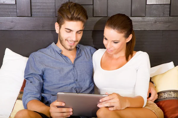 Young couple using a Tablet PC in a asian hotel room — Stock Photo, Image