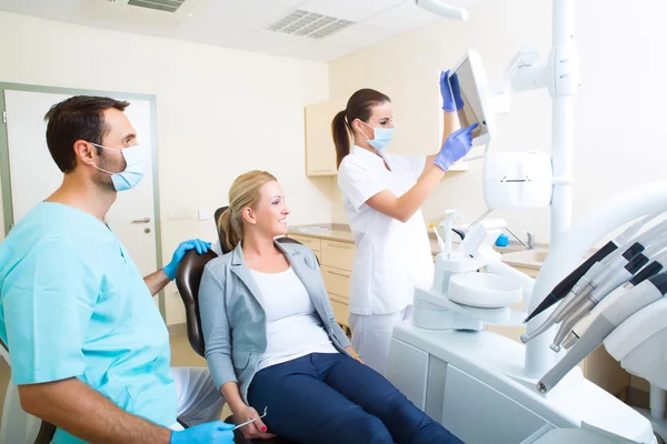 Mulher adulta recebendo seu check-up no Dentista — Fotografia de Stock