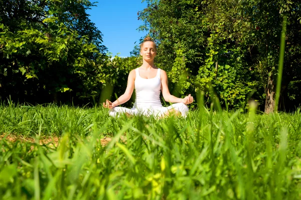 Meditando no parque — Fotografia de Stock