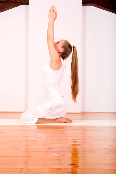 Žena cvičí jógu ve studiu — Stock fotografie
