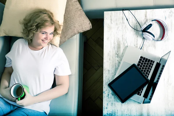 Falling asleep on the sofa at night — Stock Photo, Image