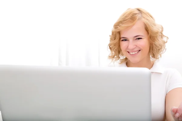 Νεαρών ενηλίκων γυναίκα που εργάζεται σε ένα φορητό υπολογιστή — Φωτογραφία Αρχείου