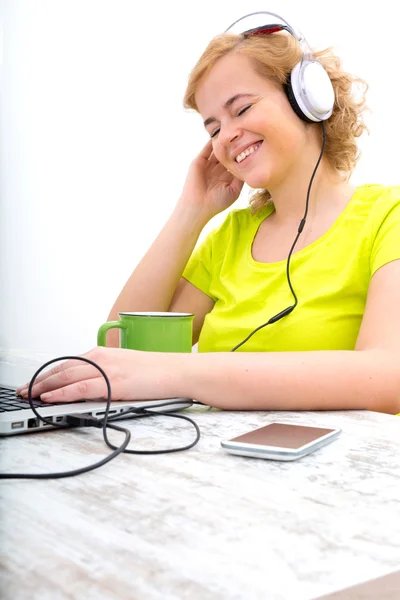Jonge plus grootte vrouw luisteren naar audio tijdens het werken aan een lapt — Stockfoto