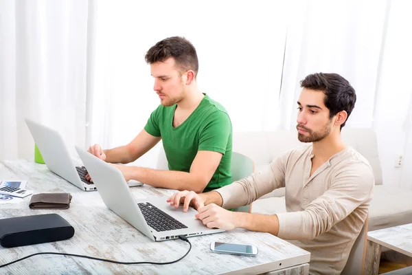 Friends working together — Stock Photo, Image