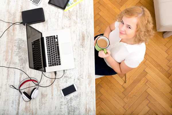 Femme au bureau à la maison — Photo