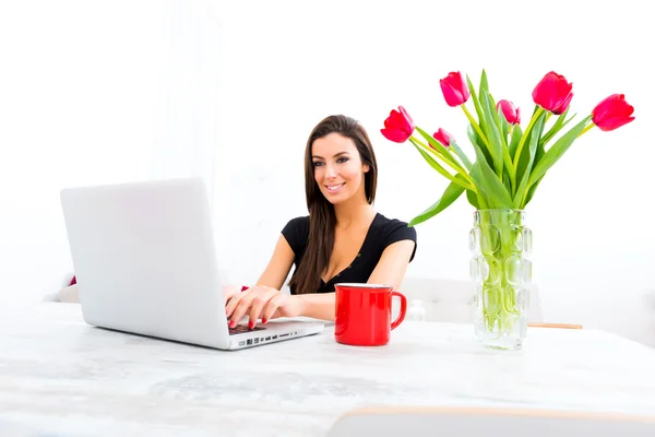 Young beautiful woman with a Laptop at home — Stock Photo, Image