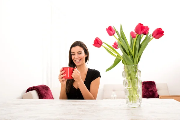 Jovem mulher bonita bebendo café em casa — Fotografia de Stock