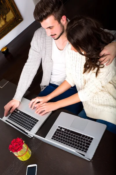 自分のラップトップ コンピューターを自宅前で若いカップル — ストック写真