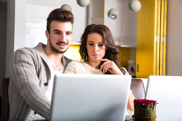 Jovem casal com um Laptop Pc em casa — Fotografia de Stock