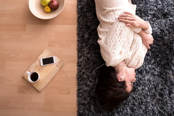 Jonge mooie vrouw in ondergoed luisteren naar muziek — Stockfoto