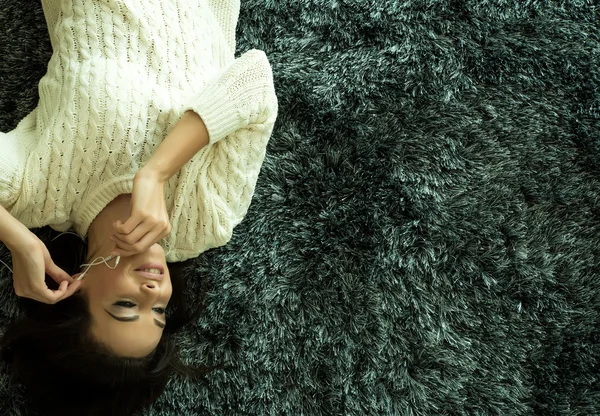 Jovem mulher bonita em roupa interior ouvindo música — Fotografia de Stock