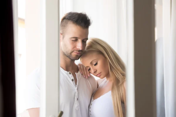 Pie de la hermosa joven pareja en la ventana — Foto de Stock