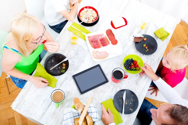 Moderne Familie frühstückt — Stockfoto