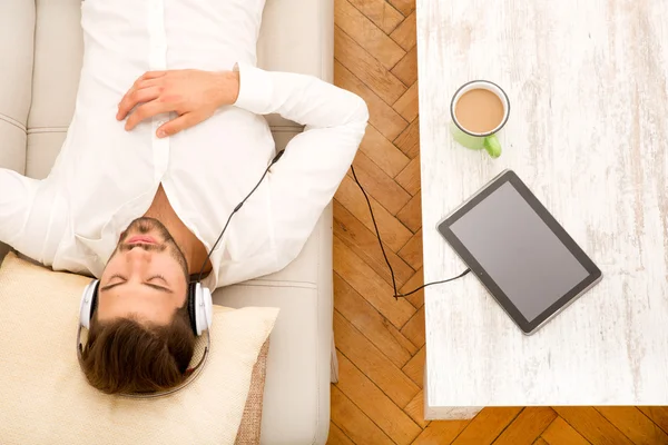 Joven escuchando música — Foto de Stock