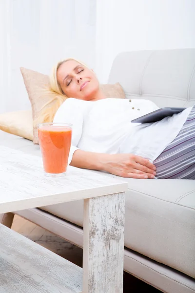 Woman sleeping with tablet on the sofa — Stock Photo, Image