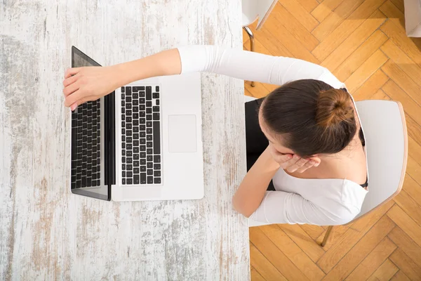 Arbeiten am Laptop — Stockfoto