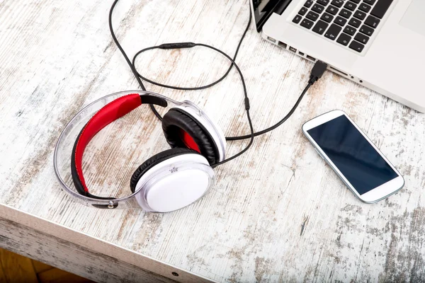 Headphones in the office — kuvapankkivalokuva