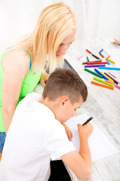 Moeder en zoon maken huiswerk — Stockfoto