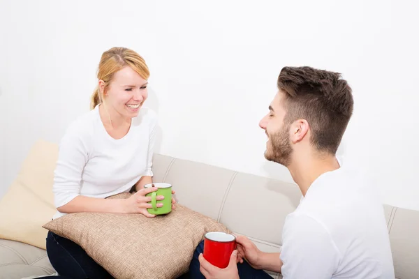 Pareja joven hablando en el Sofá — Foto de Stock