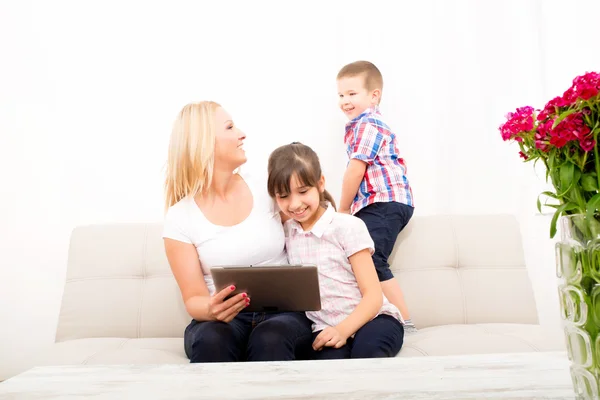 Mãe usando um PC Tablet — Fotografia de Stock