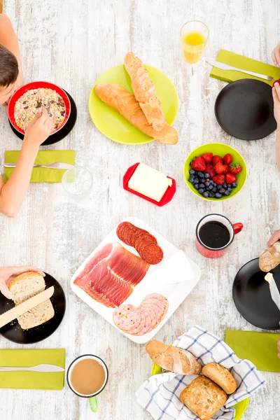 Familie ontbijten — Stockfoto