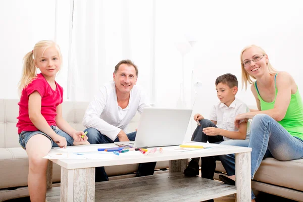 Familia feliz en casa — Foto de Stock