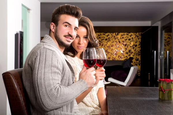 Casal jovem ter uma noite romântica com um copo de vinho — Fotografia de Stock