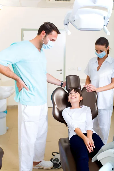 Niña en el dentista —  Fotos de Stock