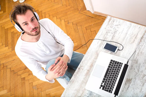 Joven escuchando música en su Laptop — Foto de Stock