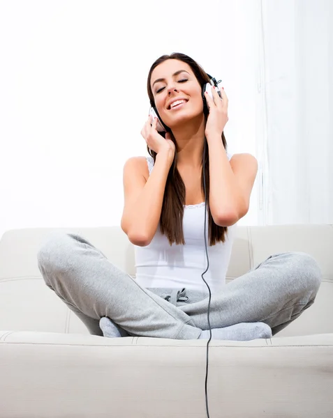 Young beautiful woman listening to audio — Stock Photo, Image