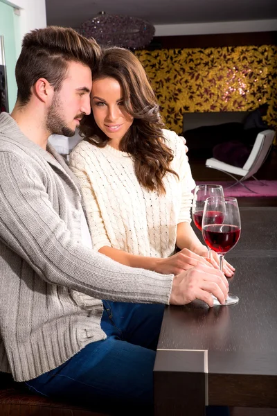 Pareja joven teniendo una velada romántica con una copa de vino —  Fotos de Stock