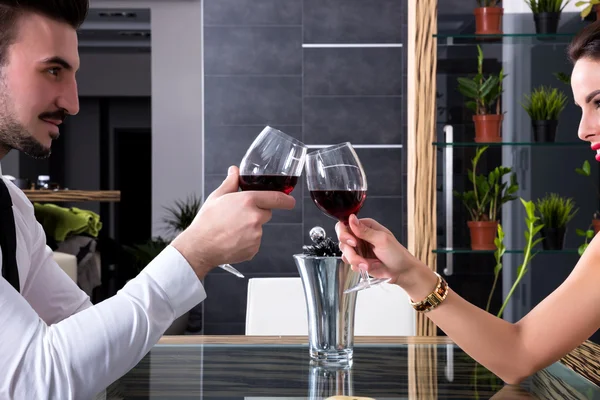 Junges paar Wein abends trinken — Stockfoto