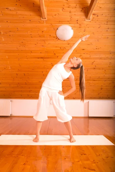 Jógát gyakorló nő egy stúdióban — Stock Fotó