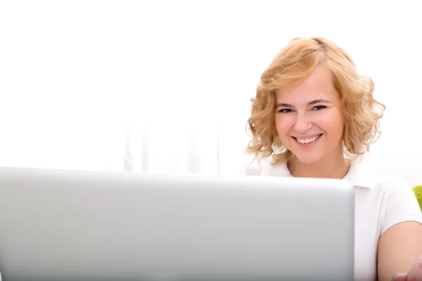 Giovane donna adulta lavorando su un computer portatile — Foto Stock