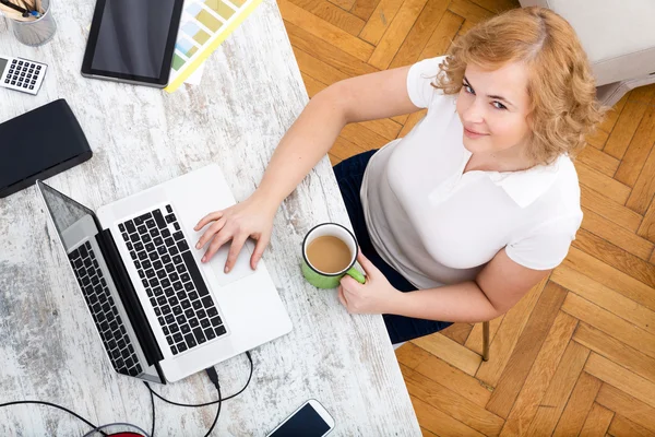 Femme au bureau à la maison — Photo