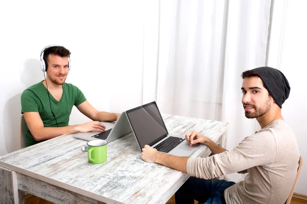 Zwei Männer arbeiten im Homeoffice — Stockfoto